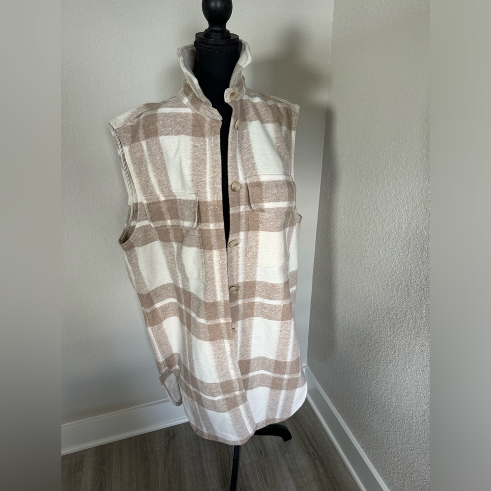 H&M Cream and Tan Women’s sleeveless wool trenchcoat